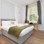 Self Catering -kings Suite-private Parking-overlooking H-c-c Apartment *