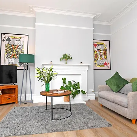 Self Catering -kings Suite-private Parking-overlooking H-c-c Apartment