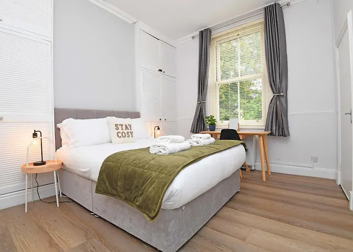 Self Catering -king's Suite-private Parking-overlooking H-c-c 아파트 *